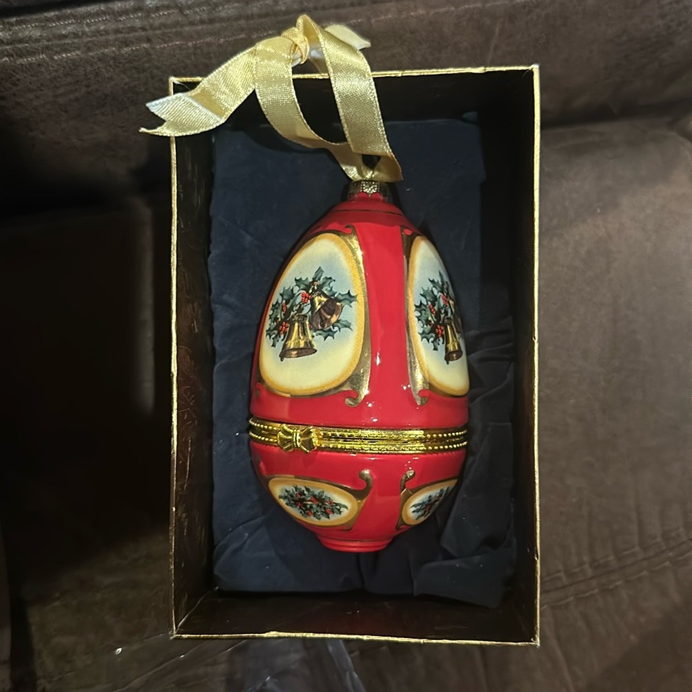 Mr. Christmas Music egg ornament